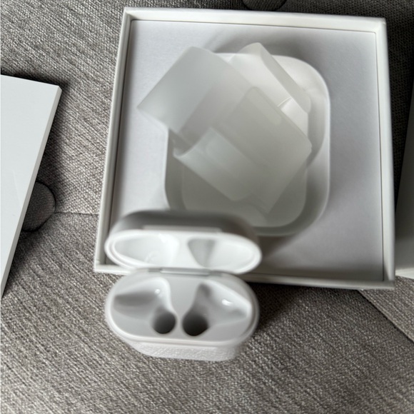 Apple Wireless Charging Case for AirPods- White - Picture 8 of 9